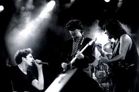 A la foto, Carles Sabater, Robbie Robertson i Pep Sala durant el concert de mitjanit que es va fer a la Plaça de toros de Barcelona l'any 1992.